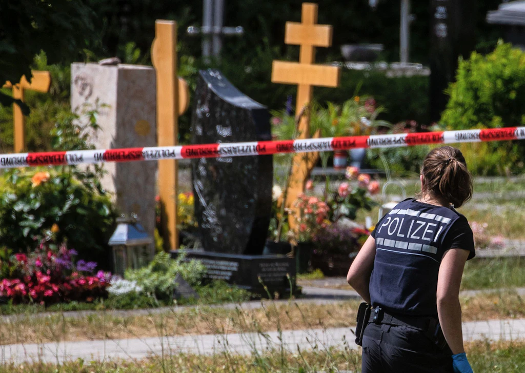 Sprengkörper auf Beerdigungsfeier geworfen: Mehrere Verletzte