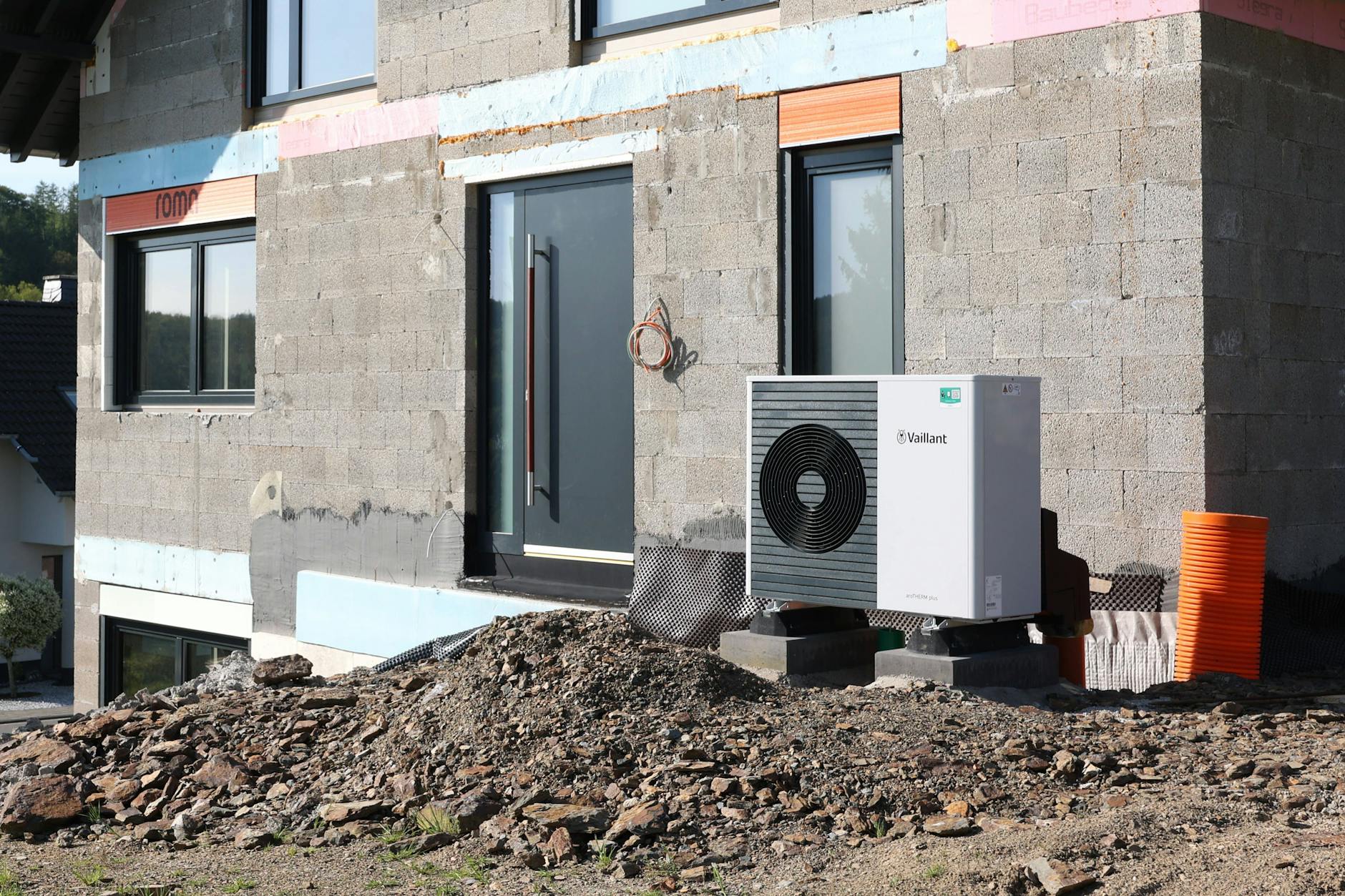 Wärmepumpe aroTHERM plus von der Firma Vaillant an einem Neubau in Siegen