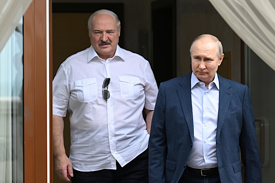 Wladimir Putin (r), Präsident von Russland, und Alexander Lukaschenko, Präsident von Belarus, während ihres Treffens in der Bocharov Ruchei Residenz bei einem Spaziergang. 