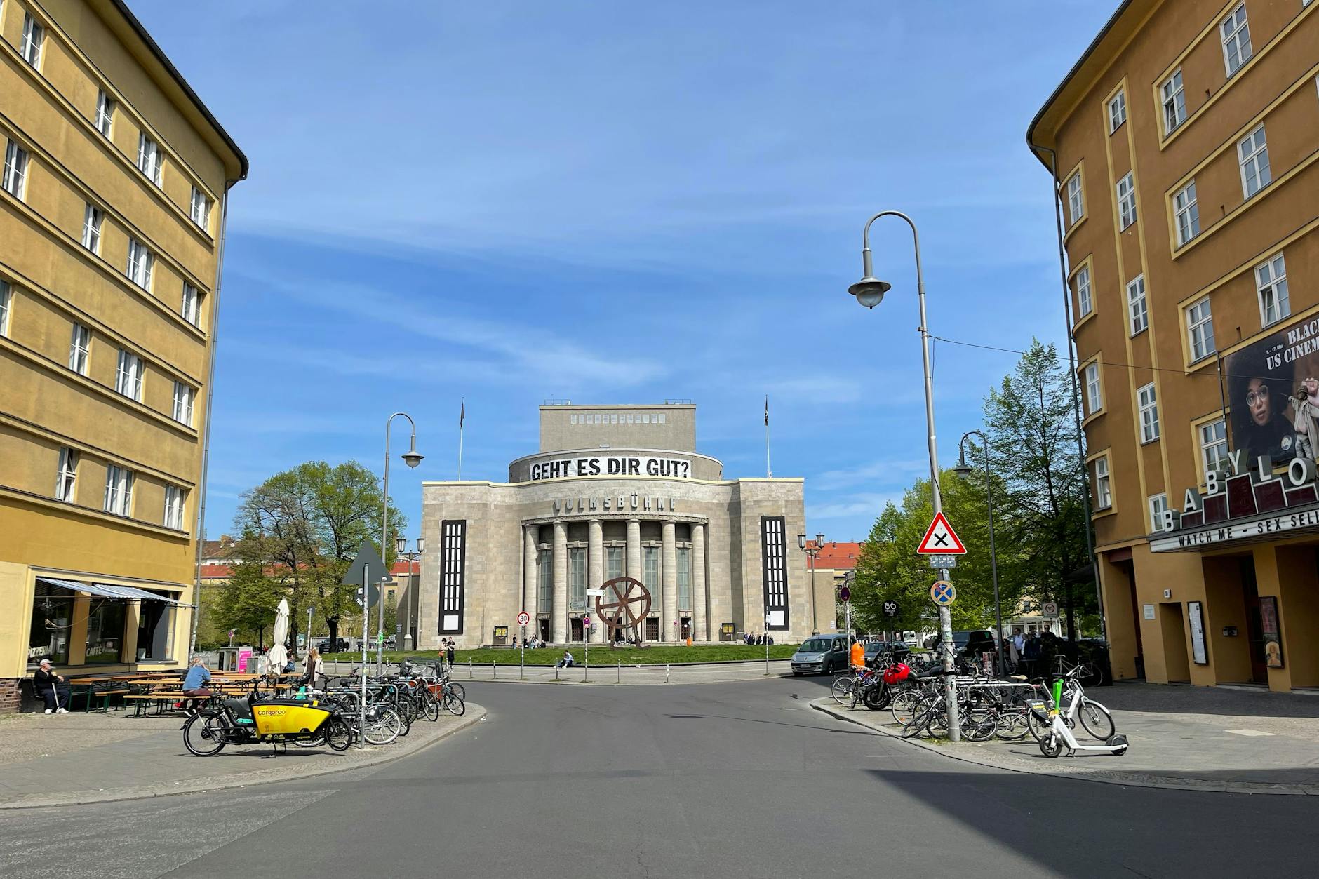 Gdyby tylko było tu zawsze tak pusto: skrzyżowanie przed Volksbühne w dzielnicy Mitte.