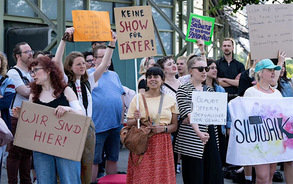 Vor dem Rammstein-Konzert in München gab es auch eine Gegendemonstration. Eine Gruppe von etwa 60 Menschen protestierte gegen Machtmissbrauch und sexuelle Gewalt.