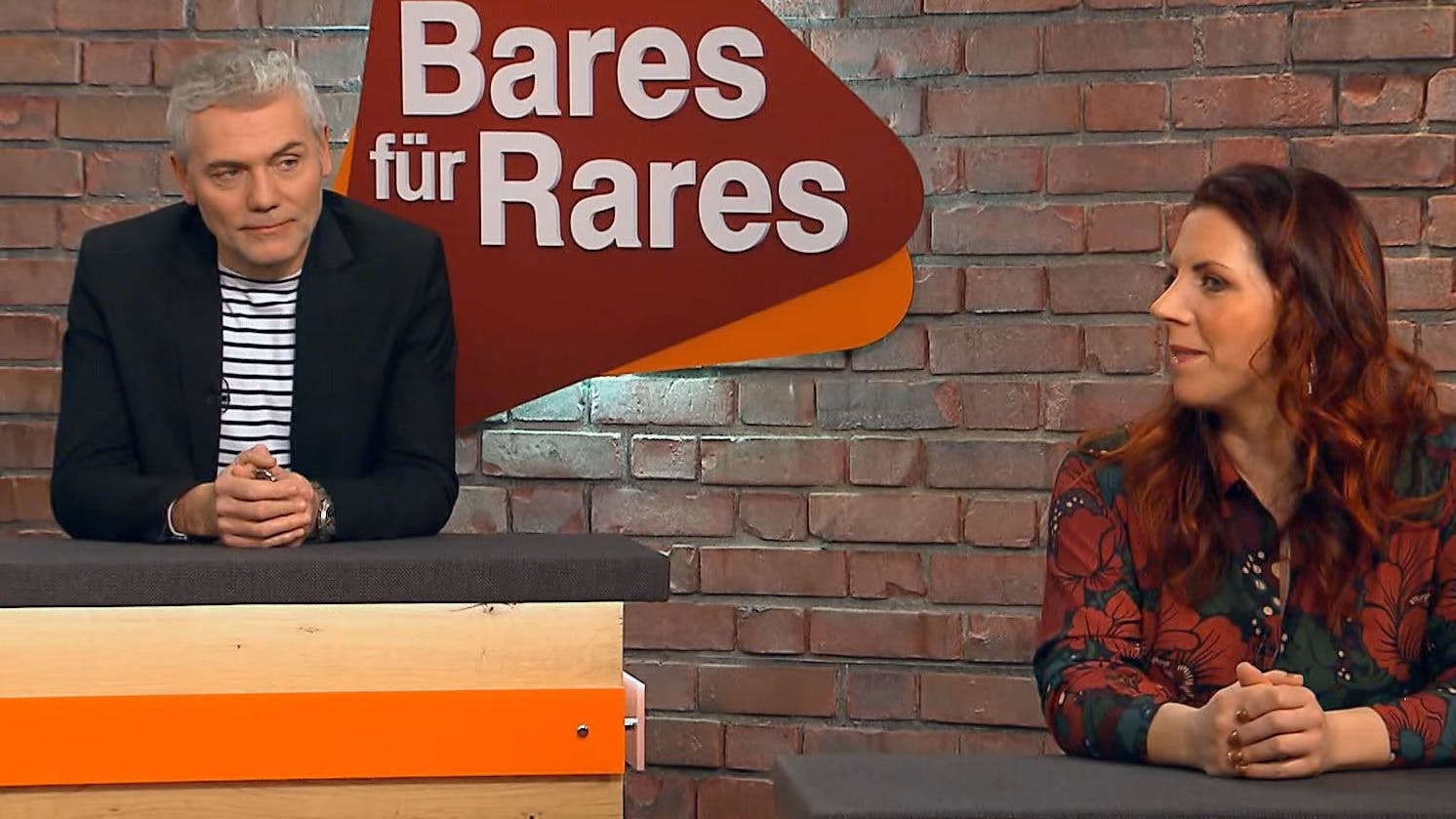 „Bares für Rares“-Händler Christian Vechtel zu seiner Kollegin Esther Ollick: „Mach du“, denn die sucht noch ein Geschenk für einen Freund!