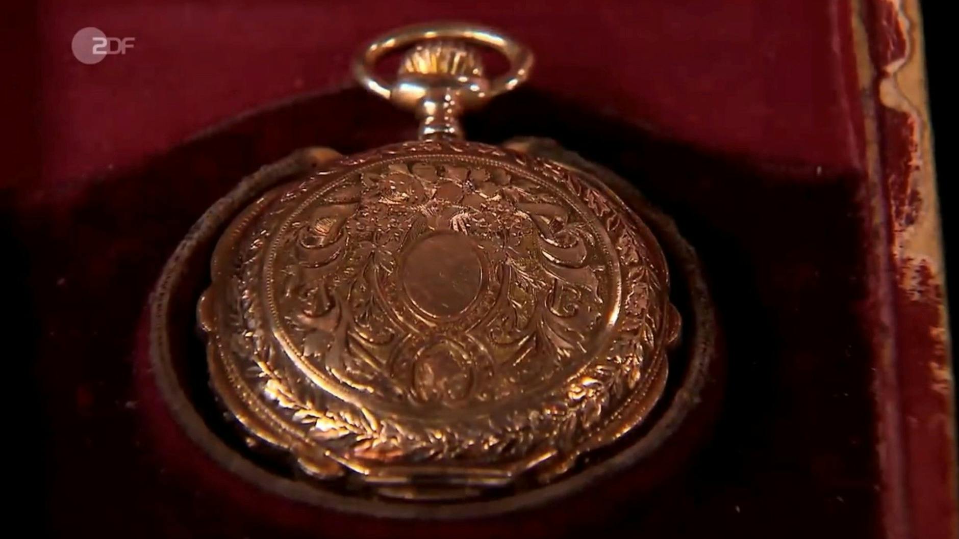 Die Rückseite der Taschenuhr bei „Bares für Rares“ ist aufwendig handgraviert.