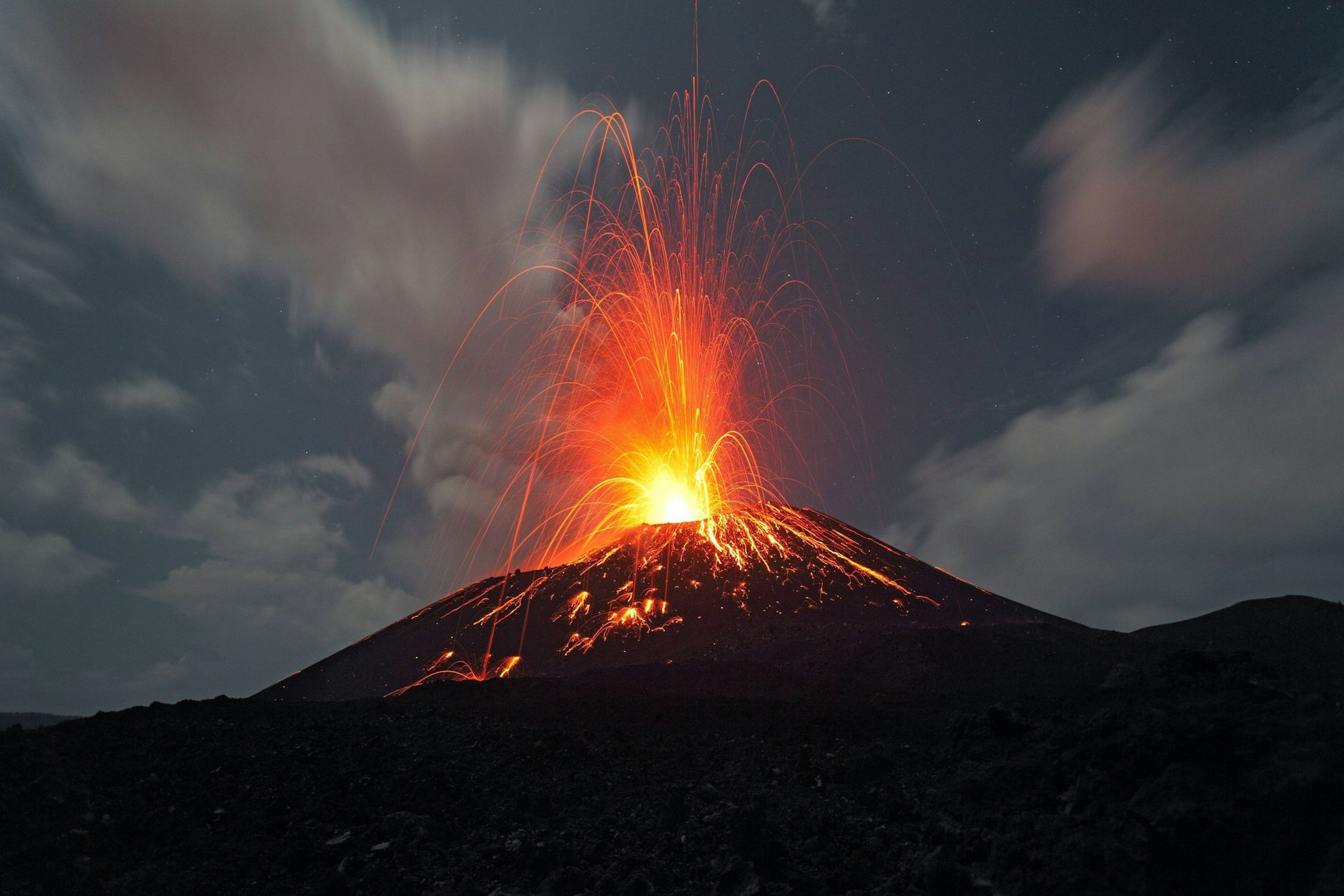 Der bekannte Vulkan Krakatau ist wieder aktiv.&nbsp;