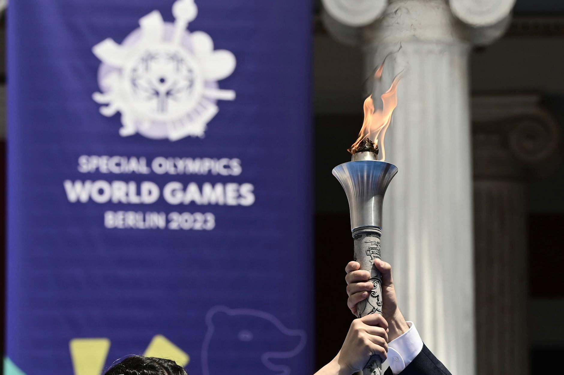 Präsidentin Katerina Sakellaropoulou entzündet die Flamme der Hoffnung für die Special Olympics World Games Berlin 2023 im Zappeio Megaro, Athen.