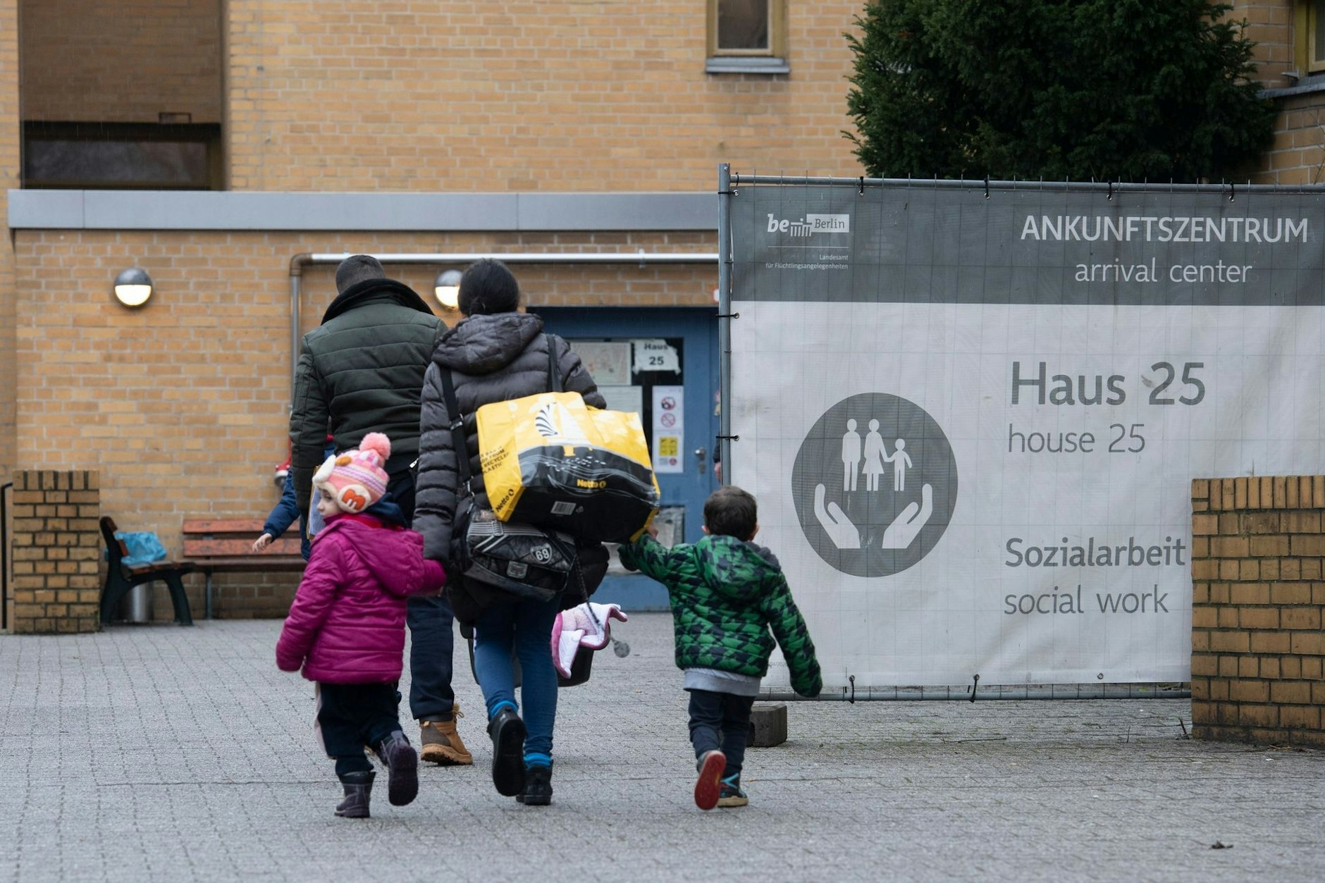 Eine geflüchtete Familie vor der Erstaufnahmestelle in Berlin-Reinickendorf