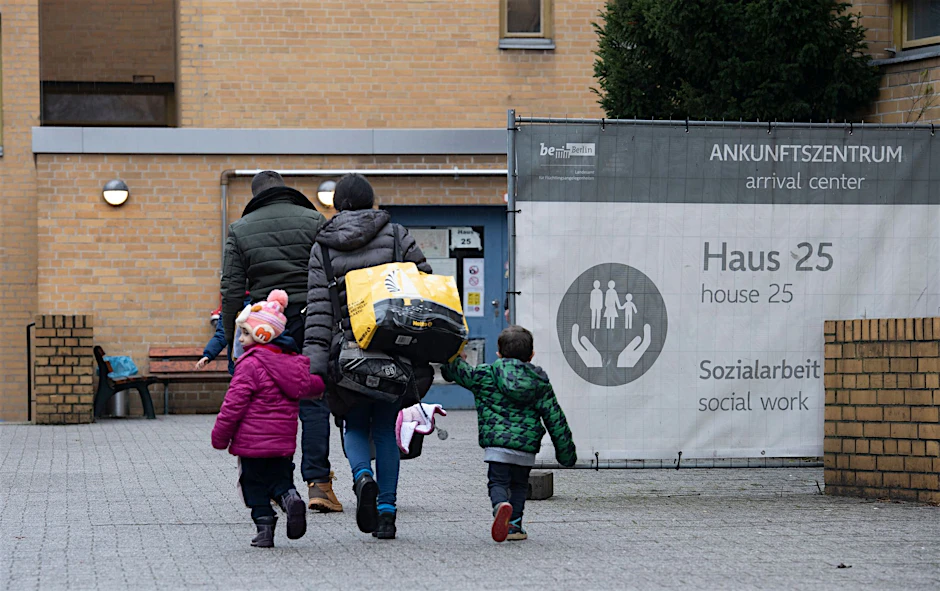 Eine geflüchtete Familie vor der Erstaufnahmestelle in Berlin-Reinickendorf
