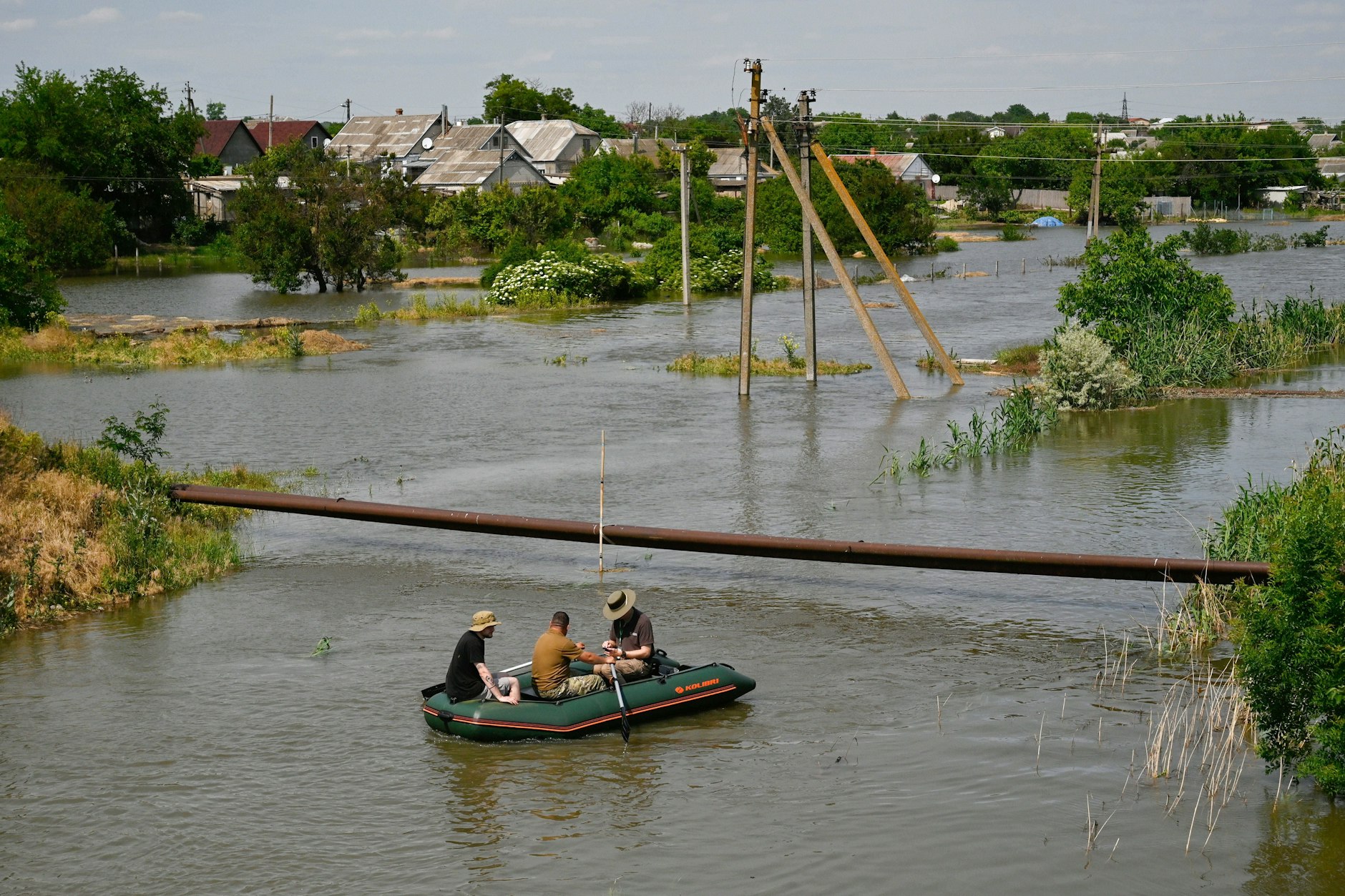 Ein Boot im überfluteten Gebiet von Cherson