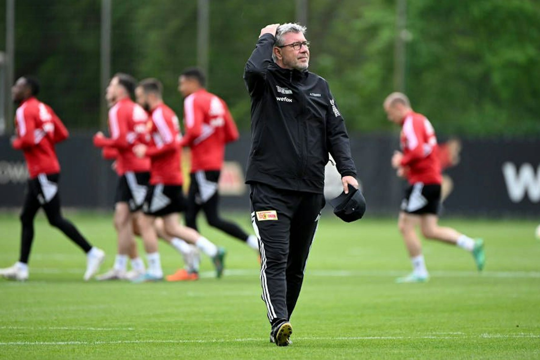 Union-Coach Urs Fischer bei der täglichen Arbeit auf dem Trainingsplatz