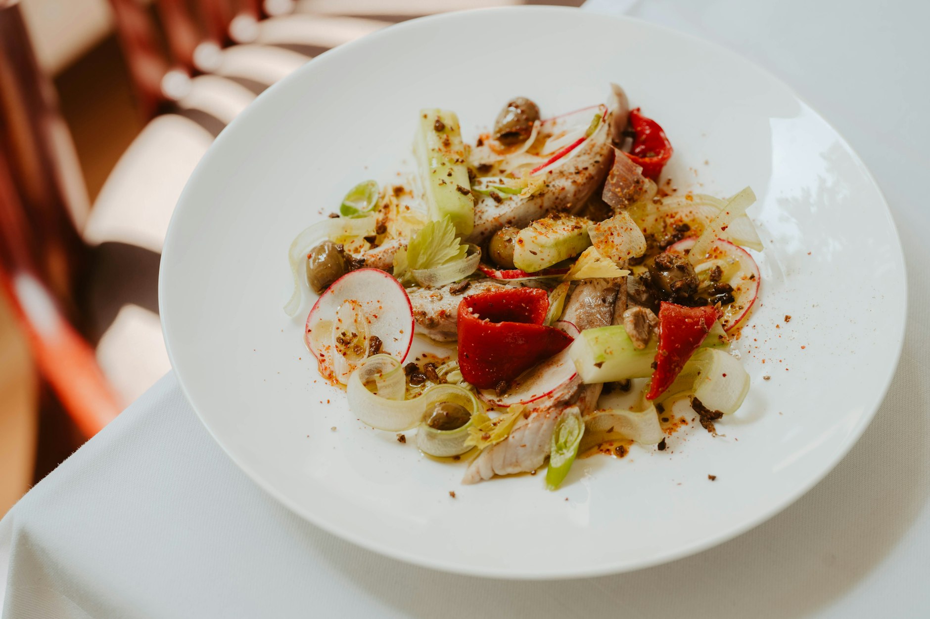 Ganz wunderbar als Vorspeise: die Makrele, nicht geräuchert, sondern im Tataki-Stil außen abgeflämmt.