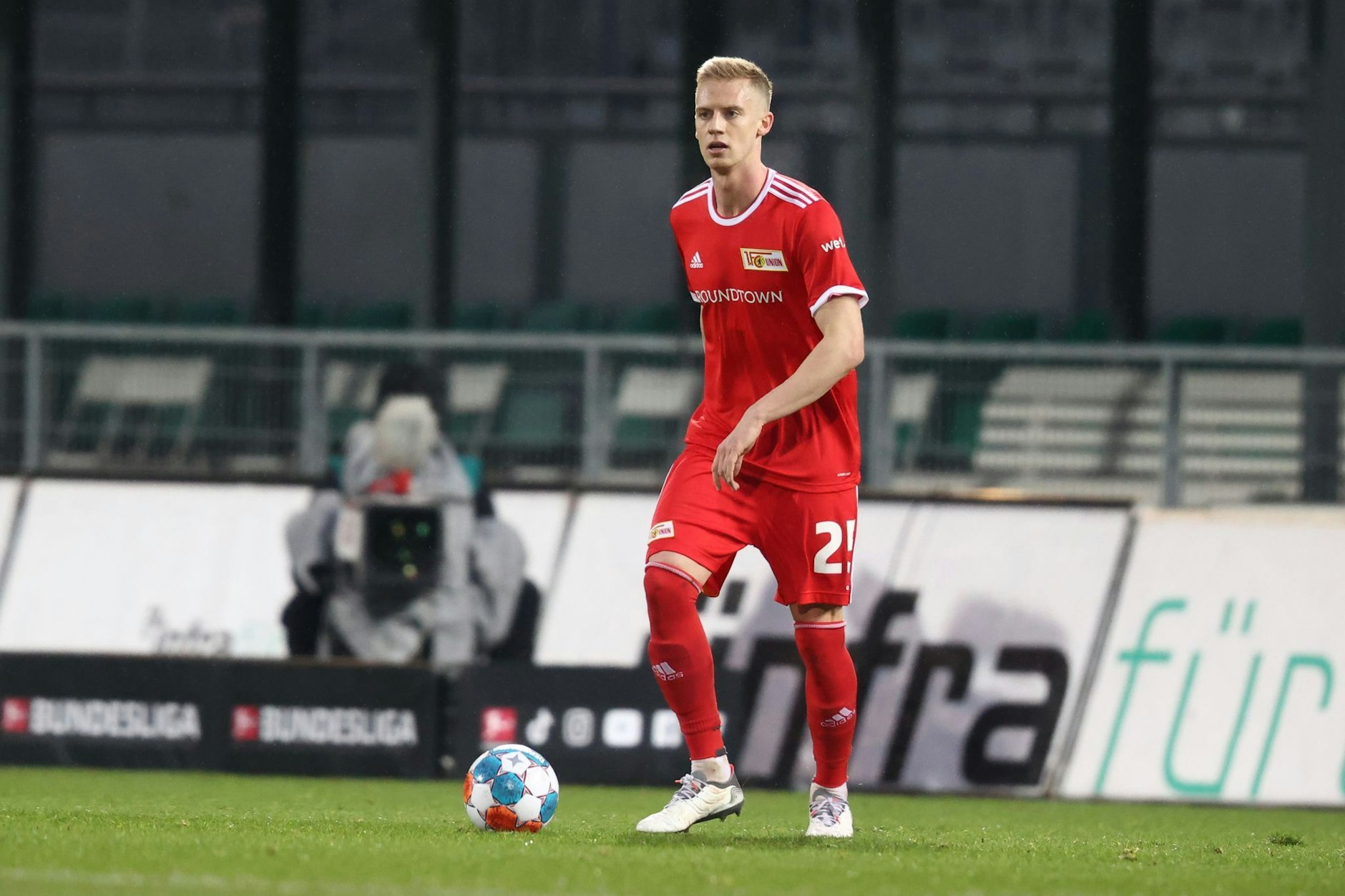 ARCHIV - Timo Baumgartl von Union Berlin spielt den Ball.  