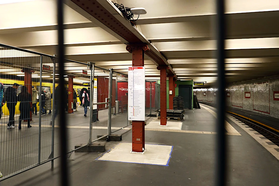 Kein Zutritt: Im Bahnhof der U-Bahn-Linie 2 unter dem Alexanderplatz sind das Gleis nach Pankow und die dazu gehörige Bahnsteigseite seit Oktober 2022 gesperrt.