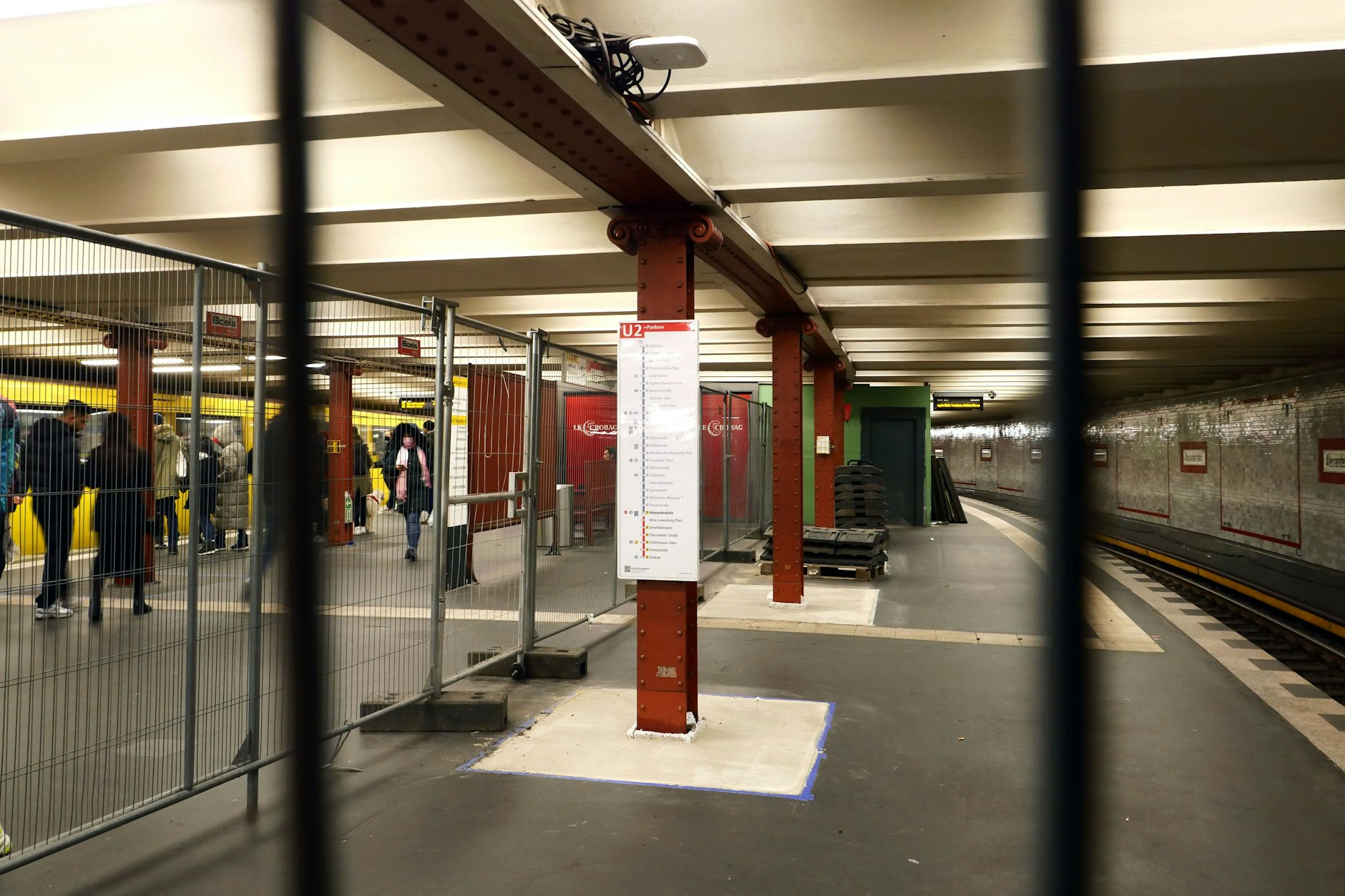 Kein Zutritt: Im Bahnhof der U-Bahn-Linie 2 unter dem Alexanderplatz sind das Gleis nach Pankow und die dazu gehörige Bahnsteigseite seit Oktober 2022 gesperrt.