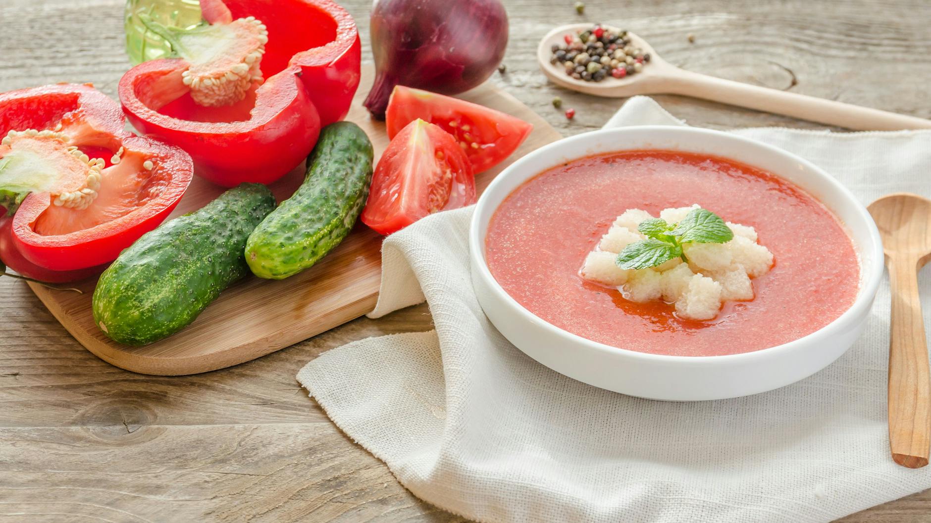 Gazpacho aus Tomaten, Gurken und Paprika kühl genossen – das ergibt eine erfrischende Mahlzeit. 