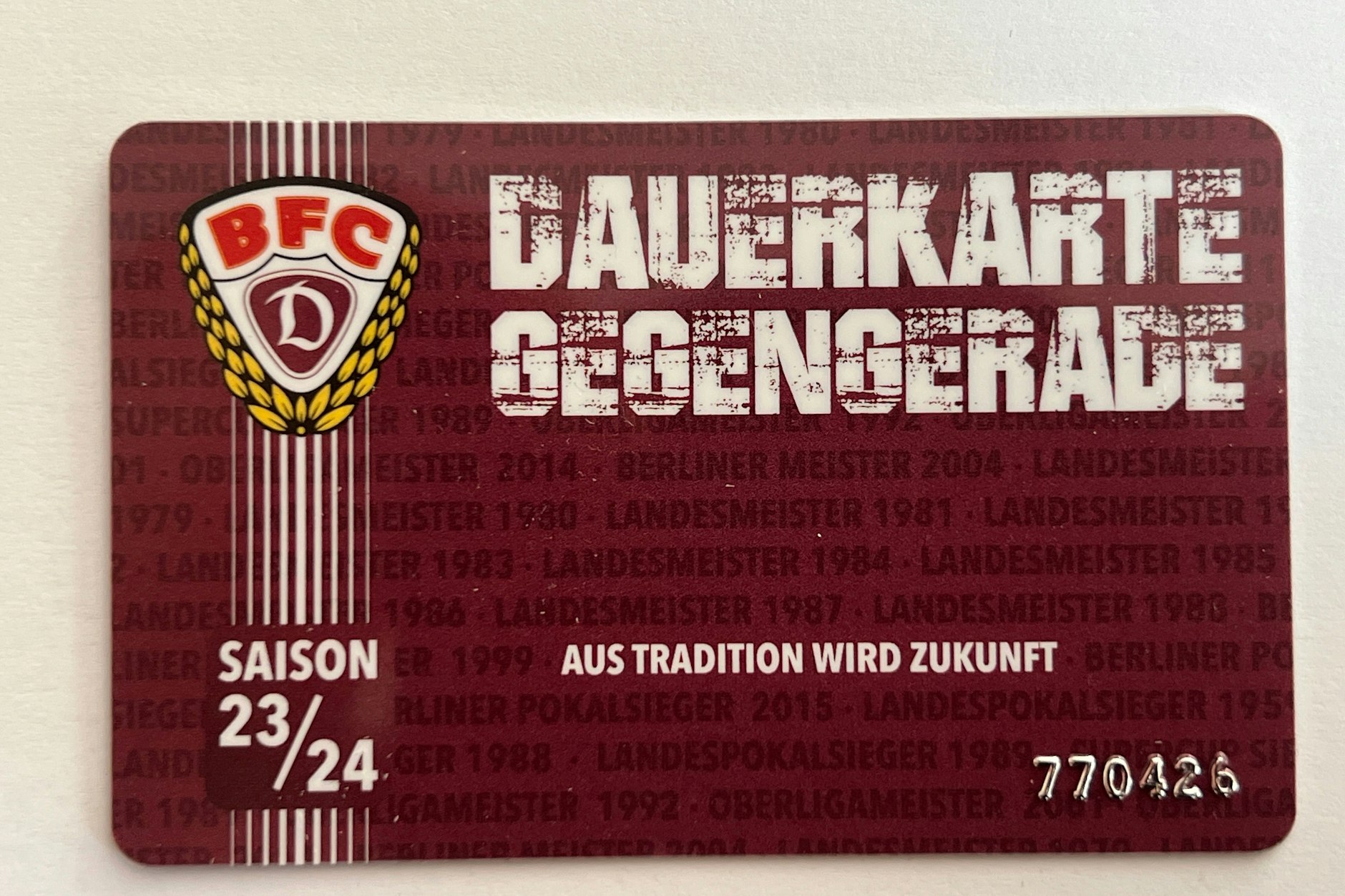 So sieht das neue Schmuckstück mit dem alten Logos aus: Die Dauerkarte für die Spielzeit 23/24.