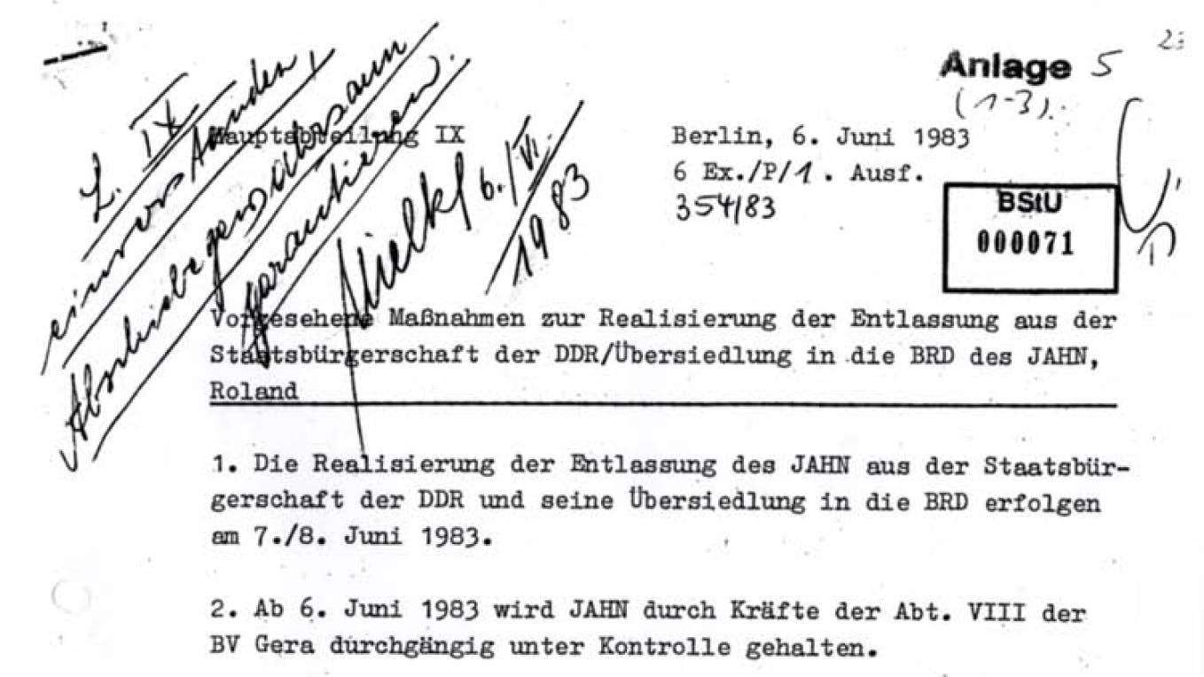 Der Plan zur Abschiebung von Roland Jahn: Stasi-Chef Erich Mielke hat ihn am 6. Juni 1983 mit „einverstanden, Abschiebegewahrsam garantieren“ und seiner Unterschrift zugestimmt.