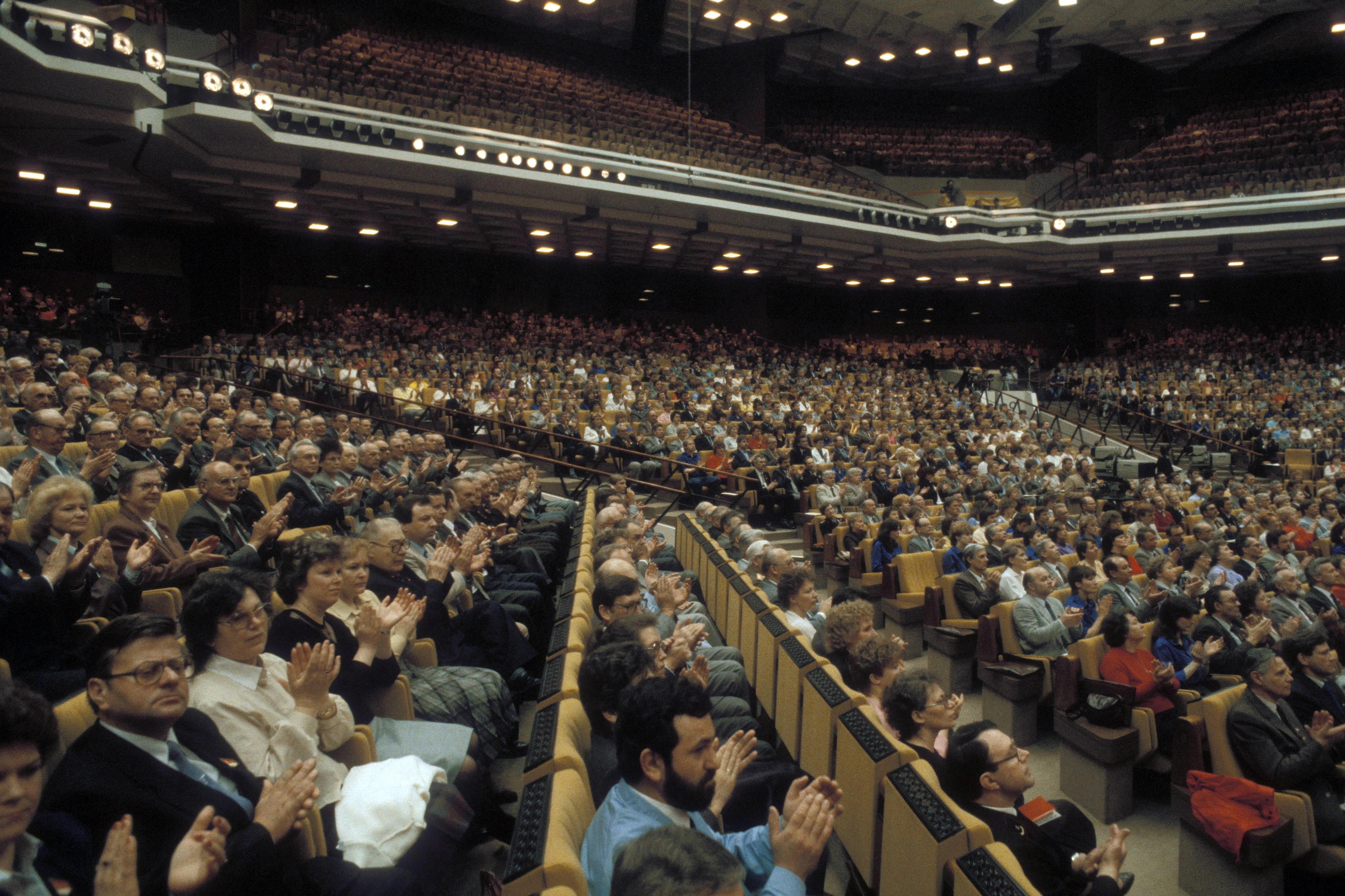 Delegierte während des 11. FDGB-Kongresses in Ost-Berlin, 1987