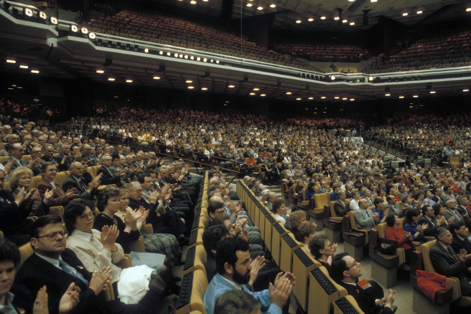 Delegierte während des 11. FDGB-Kongresses in Ost-Berlin, 1987