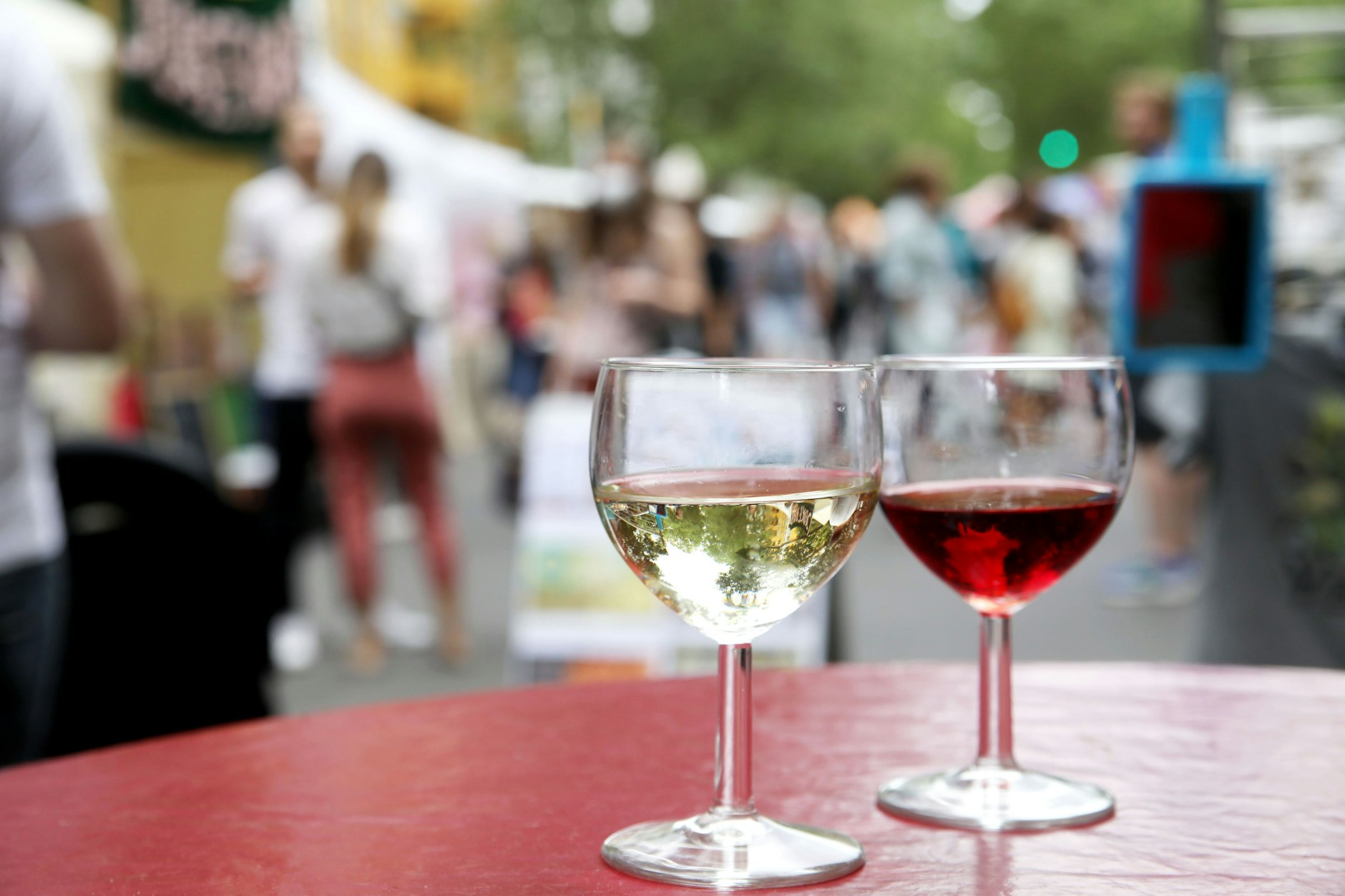 Auf dem Wochenmarkt am Kollwitzplatz genießt man gern auch schon am Mittag ein Glas Wein.