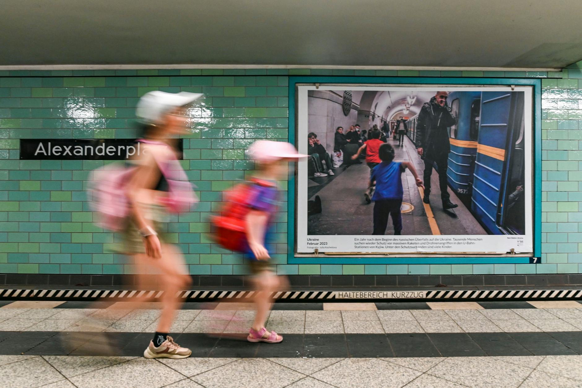 Next Station Ukraine: Am Alexanderplatz zieht eine neue Ausstellung Parallele mit der Kriegsrealität in der Ukraine. 