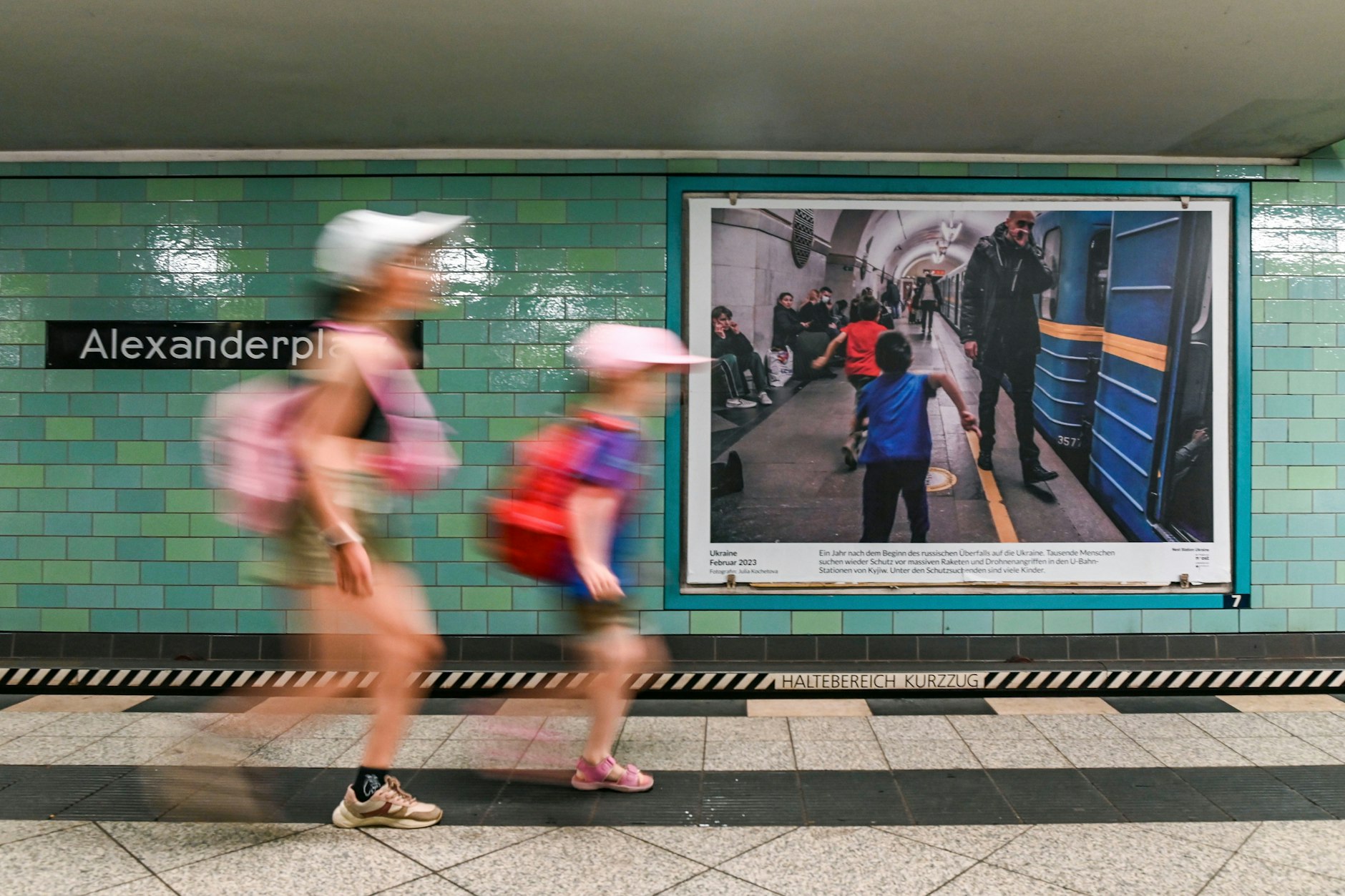 Next Station Ukraine: Am Alexanderplatz zieht eine neue Ausstellung Parallele mit der Kriegsrealität in der Ukraine.&nbsp;