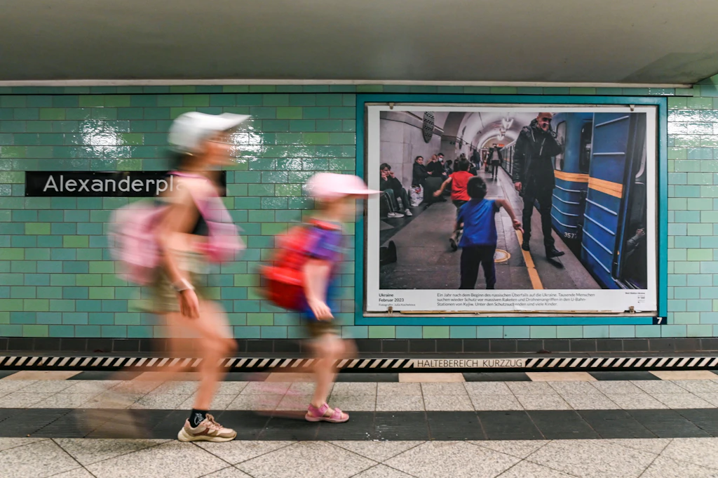 Warum am Alexanderplatz jetzt Fotos aus ukrainischen U-Bahnhöfen hängen