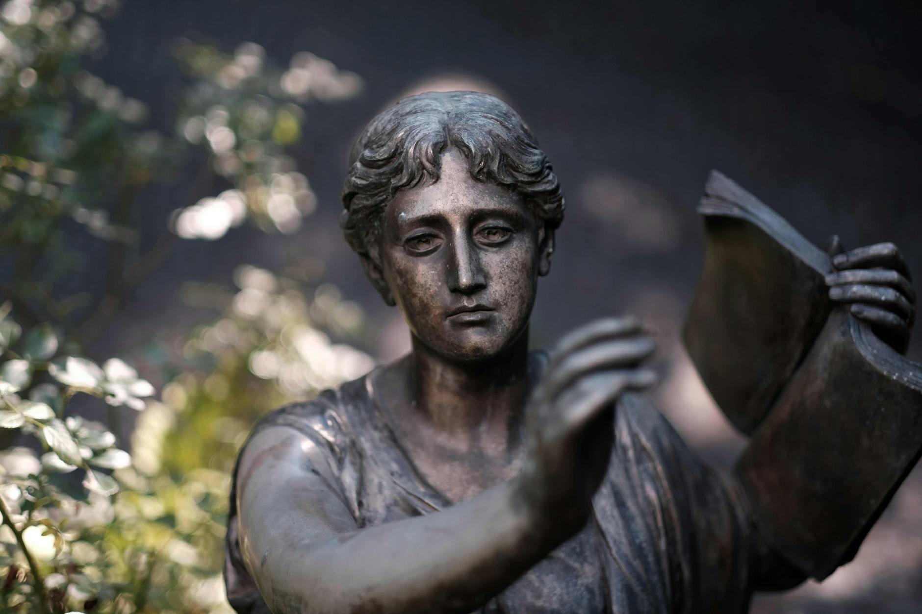 Skulptur im
Friedhofspark an der Pappelallee