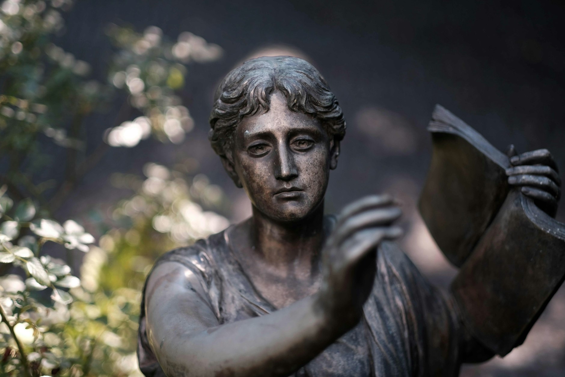 Skulptur im
Friedhofspark an der Pappelallee