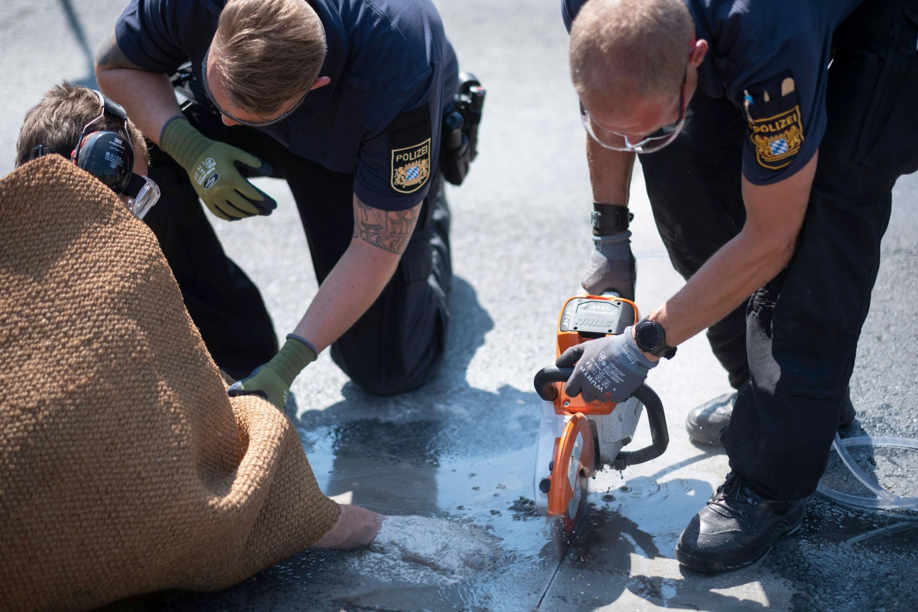 Polizisten lösen in Nürnberg einen Klimaaktivisten vom Asphalt.