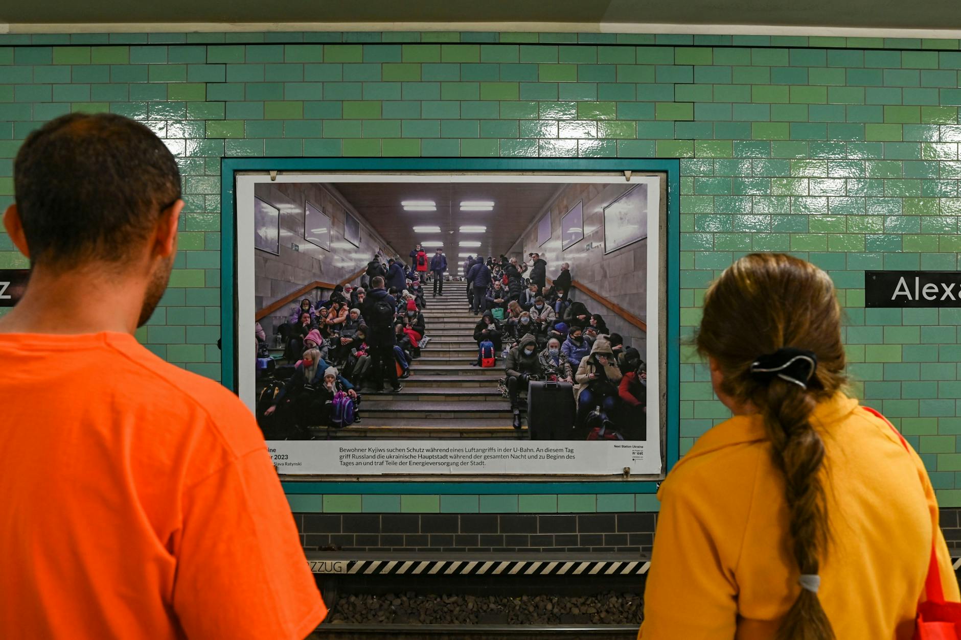 Während Berliner zur Arbeit fahren, suchen Kiewer und Charkiwer noch Schutz in der U-Bahn.