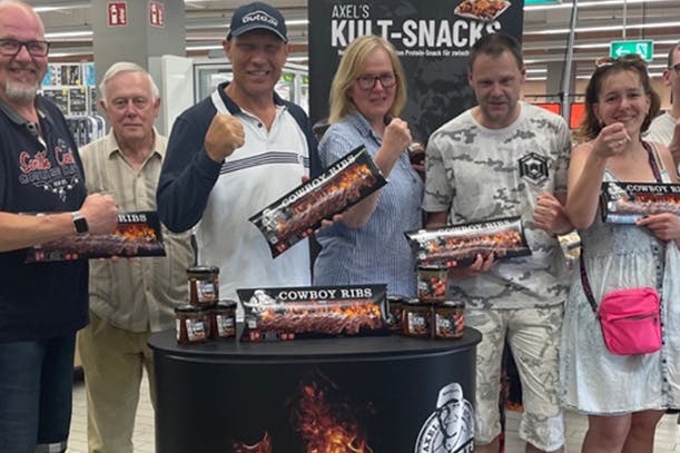 Wo Axel Schulz auftaucht, ist er nicht lange allein. Bei den Fans steht er immer noch hoch im Kurs und mit seinen Leckereien gewinnt er bestimmt auch neue dazu.