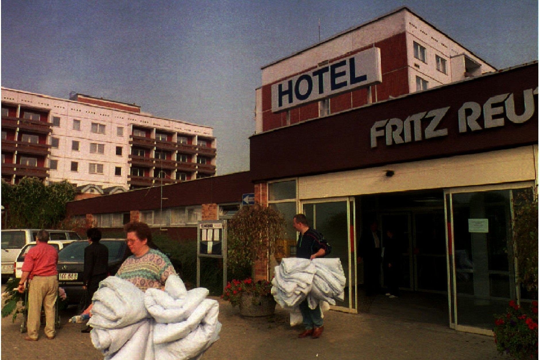 Mit Bettdecken, Nachtischlampen und Geschirr beladen verlassen die „letzten Kunden“ die einstige FDGB-Nobelherberge Fritz Reuter in Schwerin-Zippendorf.