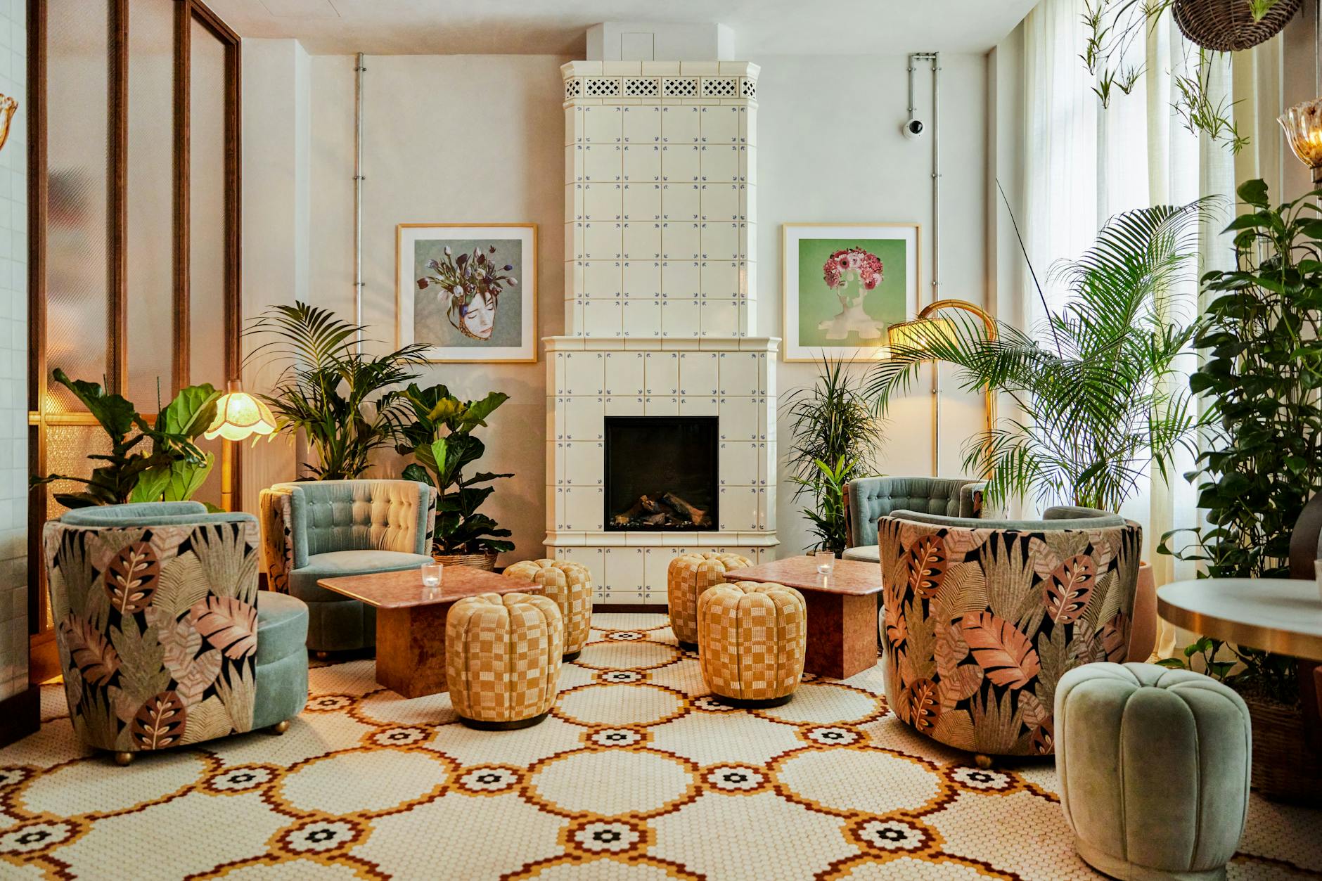 Nonchalant bringt das eklektische Hotelinterieur eines Londoner Studios ulkige Flohmarktmöbel mit hochwertigen Sonderanfertigungen zusammen.