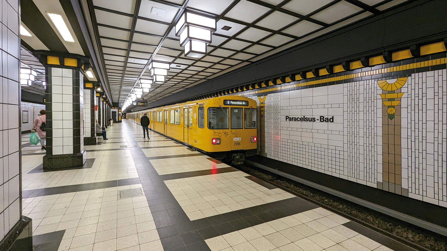 Der U-Bahnhof Paracelsus-Bad erinnert an ein Badehaus. 