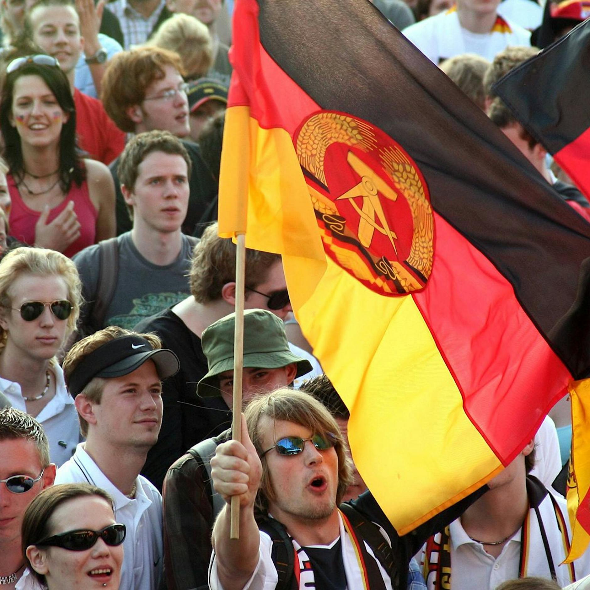 Ost-Fest mit Fahnenappell: Darf man die DDR überhaupt noch feiern?