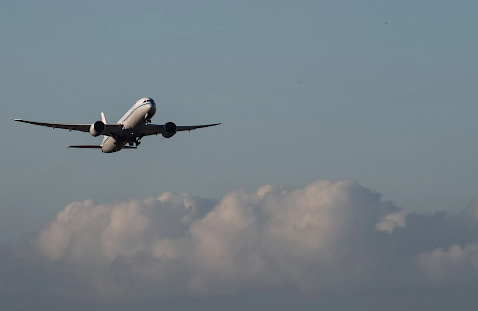 Eine Passagiermaschine startet von einem Flughafen. Am BER ist wegen des Luftwaffen-Manövers „Air Defender 2023“ mit Verspätungen zu rechnen.