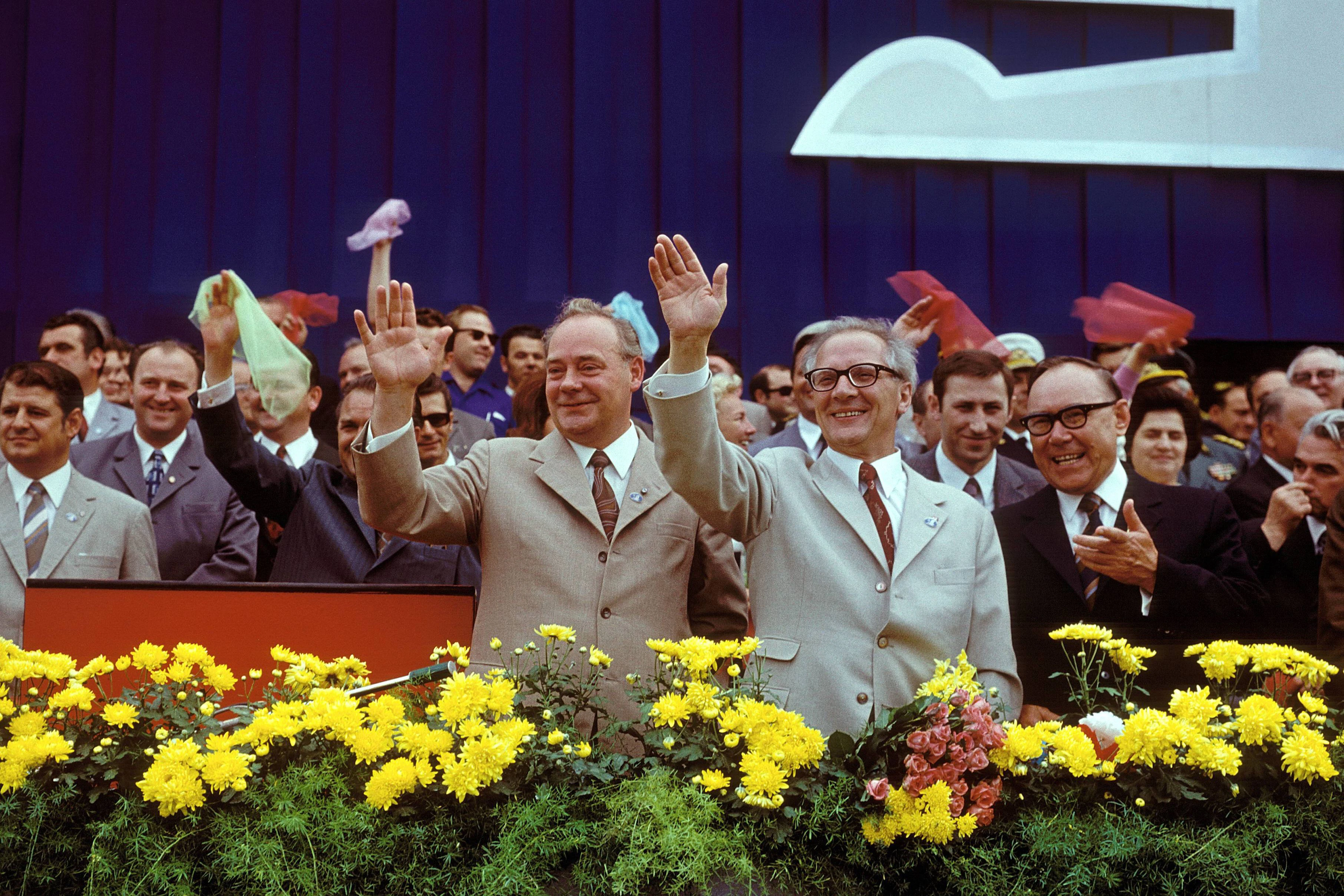 Harry Tisch (links) und Erich Honecker auf der Ostseewoche, 30.06.1976