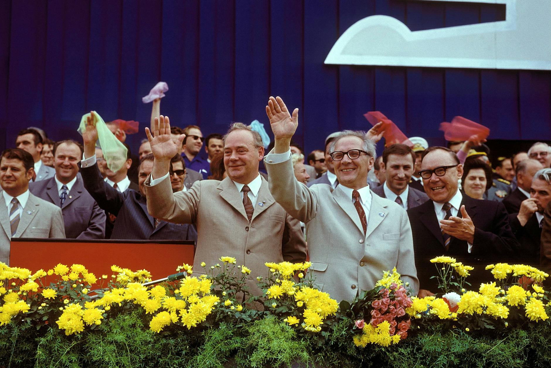 Harry Tisch (links) und Erich Honecker auf der Ostseewoche, 30.06.1976