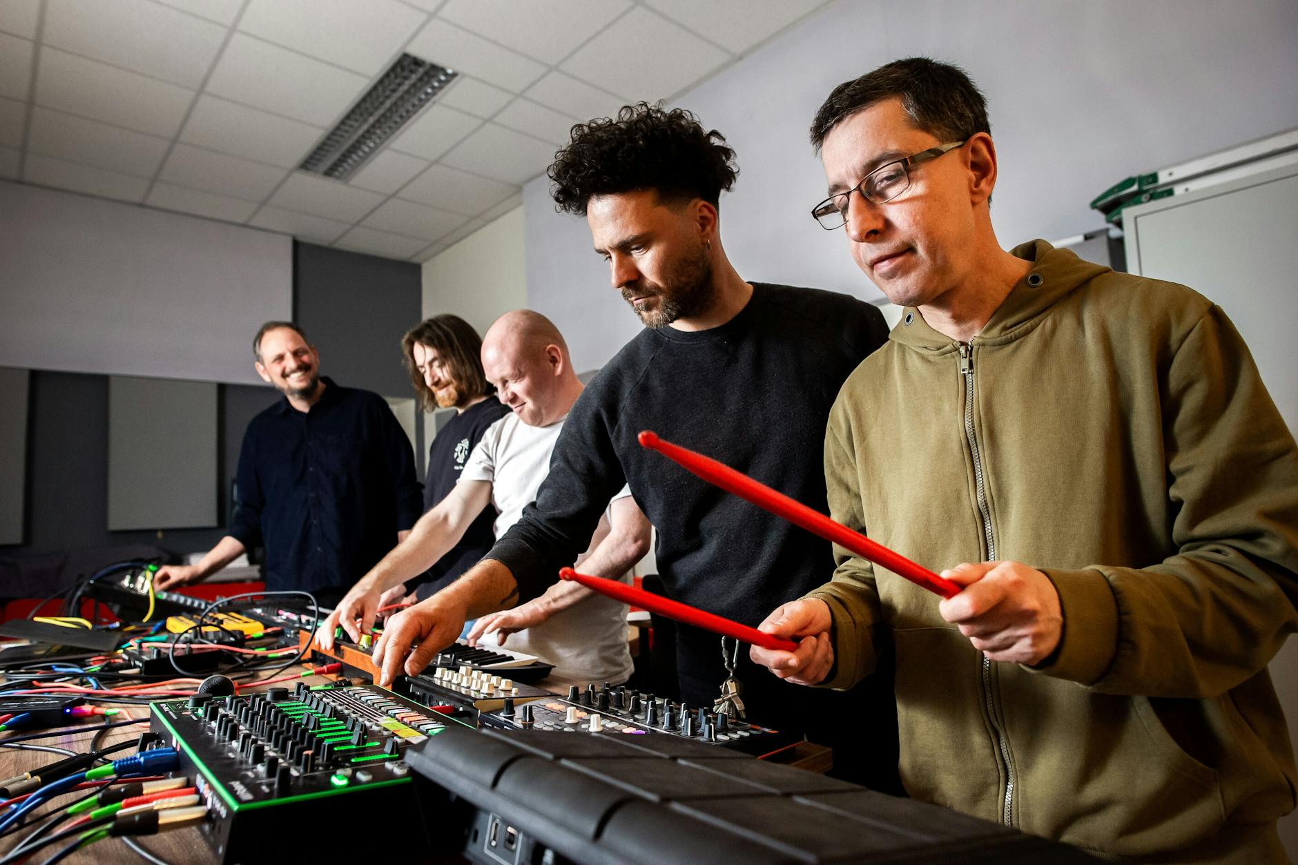 Nico Deuster (l.) vom Berliner Techno-Label Killekill beim „Ick Mach Welle“-Workshop