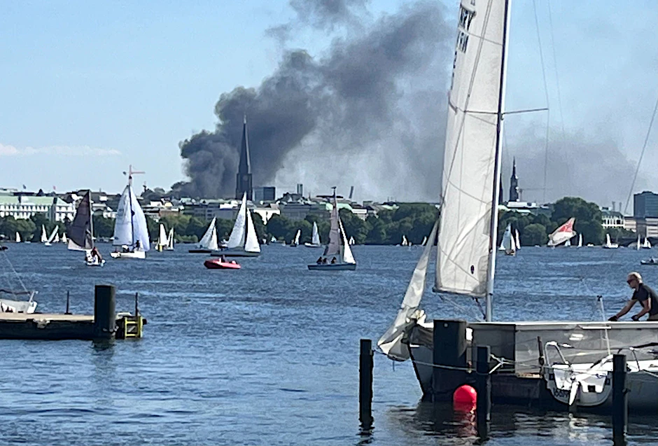 Auf einem zehnstöckigen Haus in der Hamburger HafenCity ist es am Freitagnachmittag zu mehreren Explosionen gekommen.&nbsp;