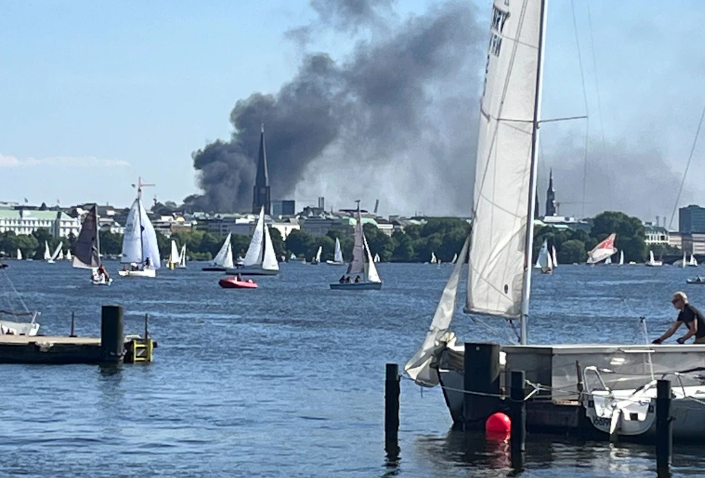 Hamburg: Explosionen auf Hausdach in HafenCity – dunkle Rauchwolke