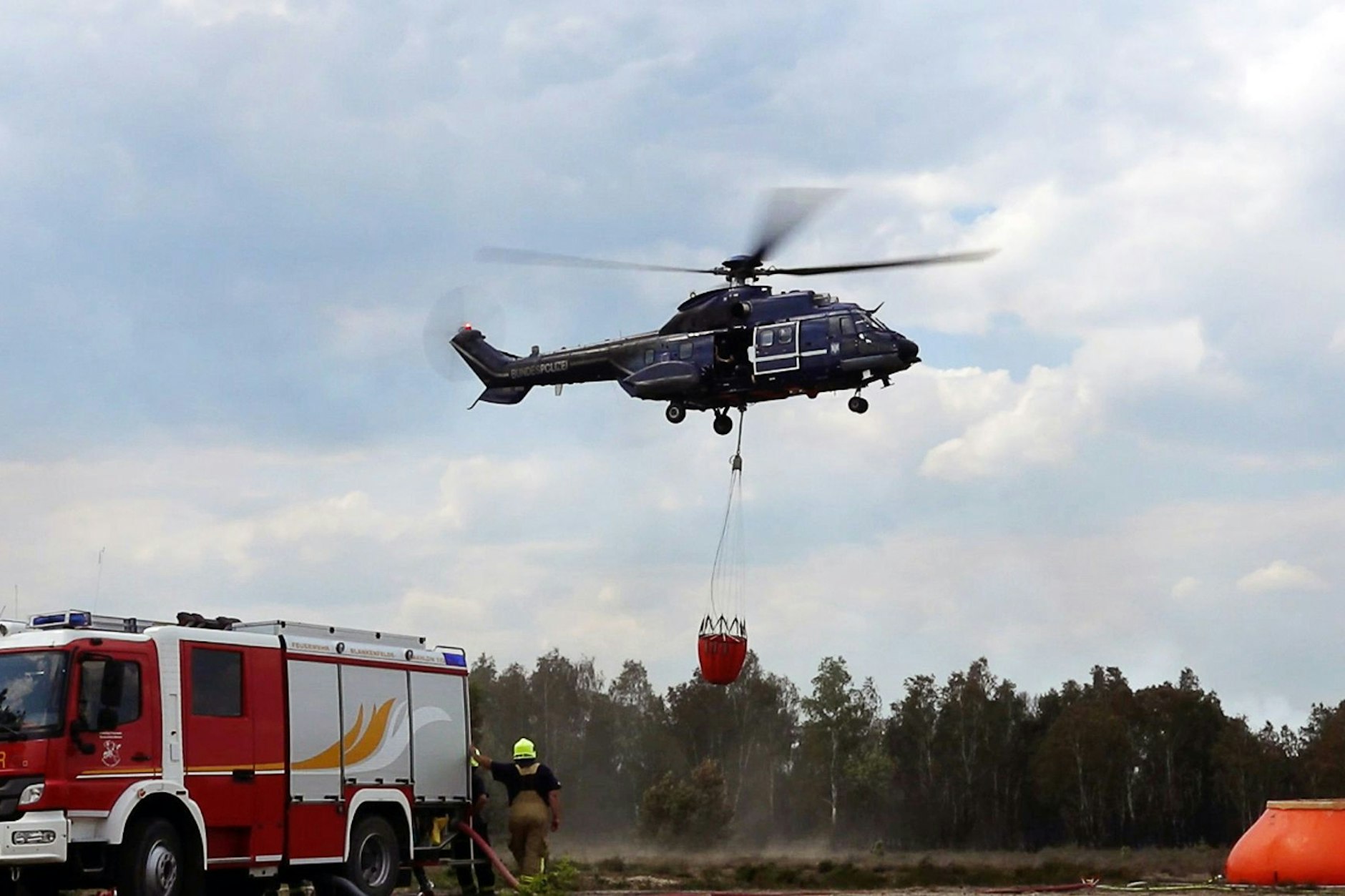 Ein Löschhubschrauber ist in einem Waldstück nahe Jüterbog im Einsatz.&nbsp;