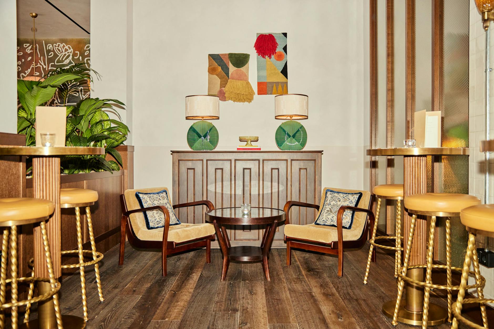 Im Hotel gibt es Werke von Berliner Künstlerinnen wie Stefanie Kägi und Charlotte Adam zu sehen, hier sind es Wandteppiche Mareike Lienaus von Lyk Carpet.