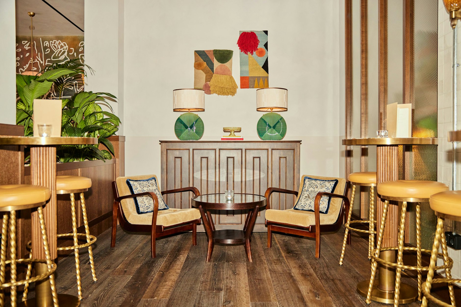 Im Hotel gibt es Werke von Berliner Künstlerinnen wie Stefanie Kägi und Charlotte Adam zu sehen, hier sind es Wandteppiche Mareike Lienaus von Lyk Carpet.