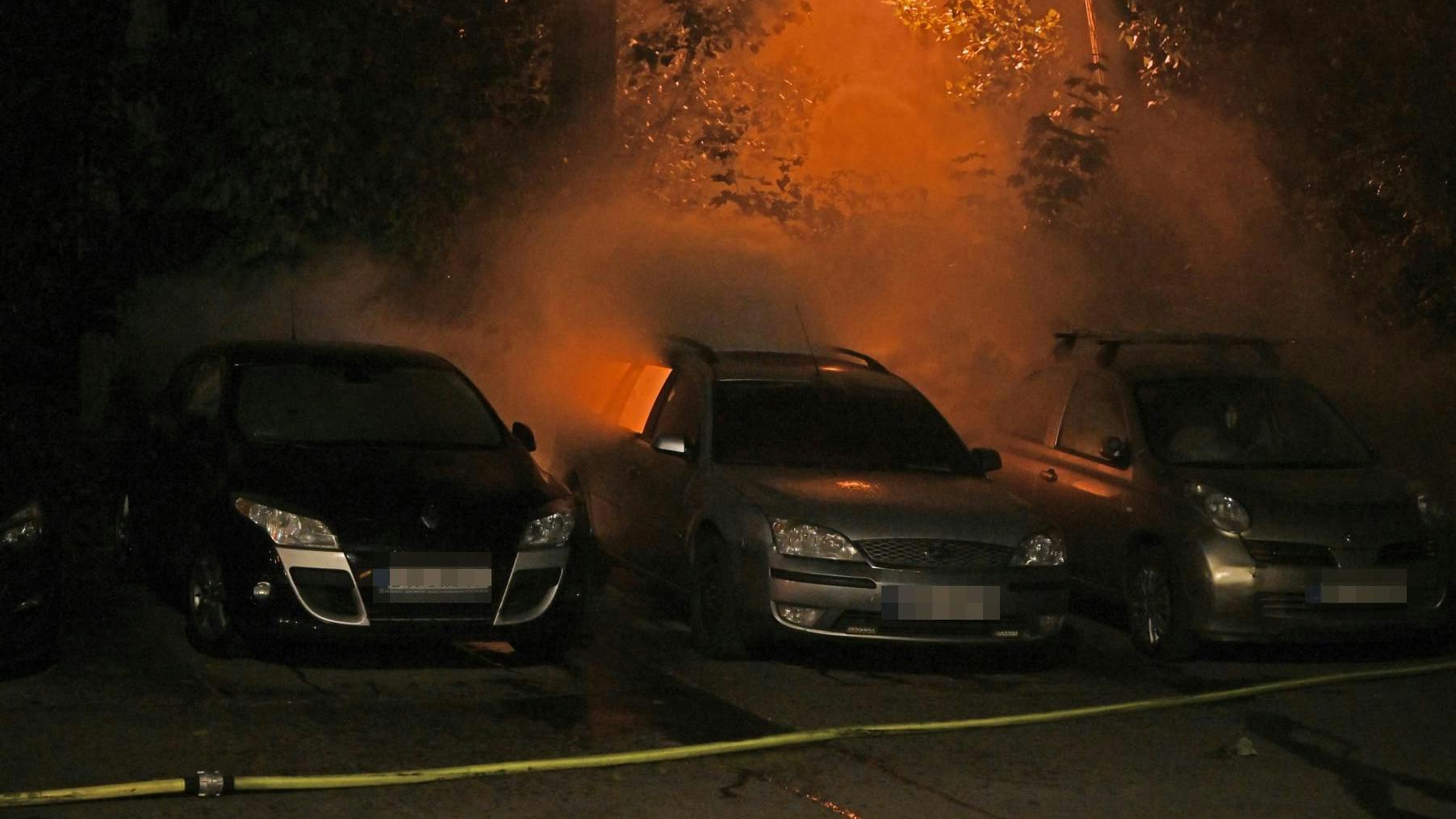 Auf einem Parkplatz in Lichtenberg standen in der Nacht zu Sonnabend gleich mehrere Autos in Flammen.