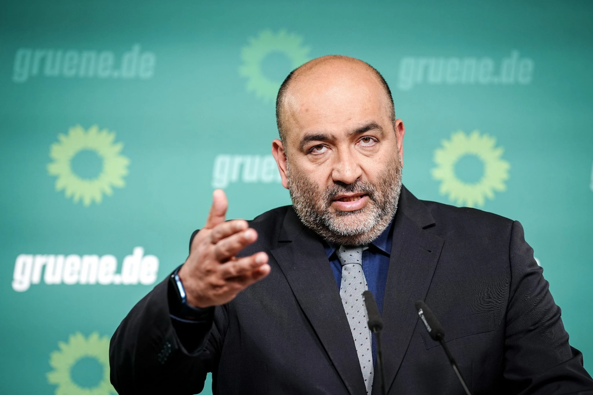 Grünen-Chef Omid Nouripour verteidigt den Asyl-Kompromiss, setzt aber auch auf Nachbesserungen.  