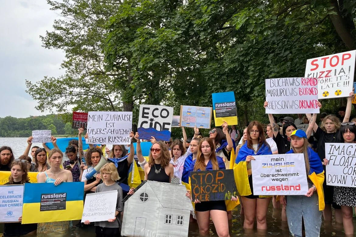 Vitsche-Aktivisten nehmen nach der Sprengung des Kachowska-Damms an einem Protest am Berliner Schlachtensee teil.