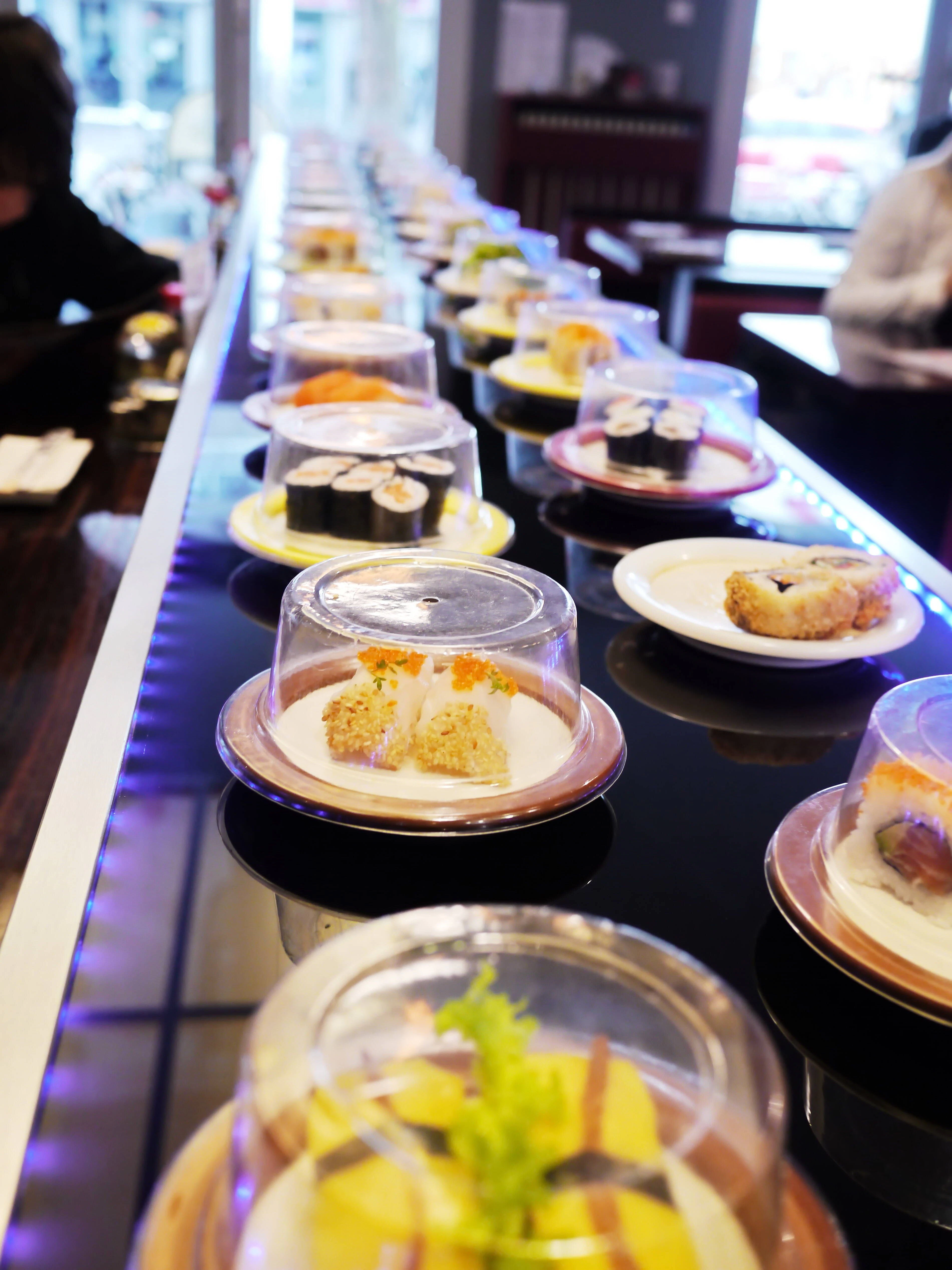 Sushi-Restaurants mit Laufband sind beliebt: Hier können die Kunden zu einem Festpreis so viel essen wie sie wollen.