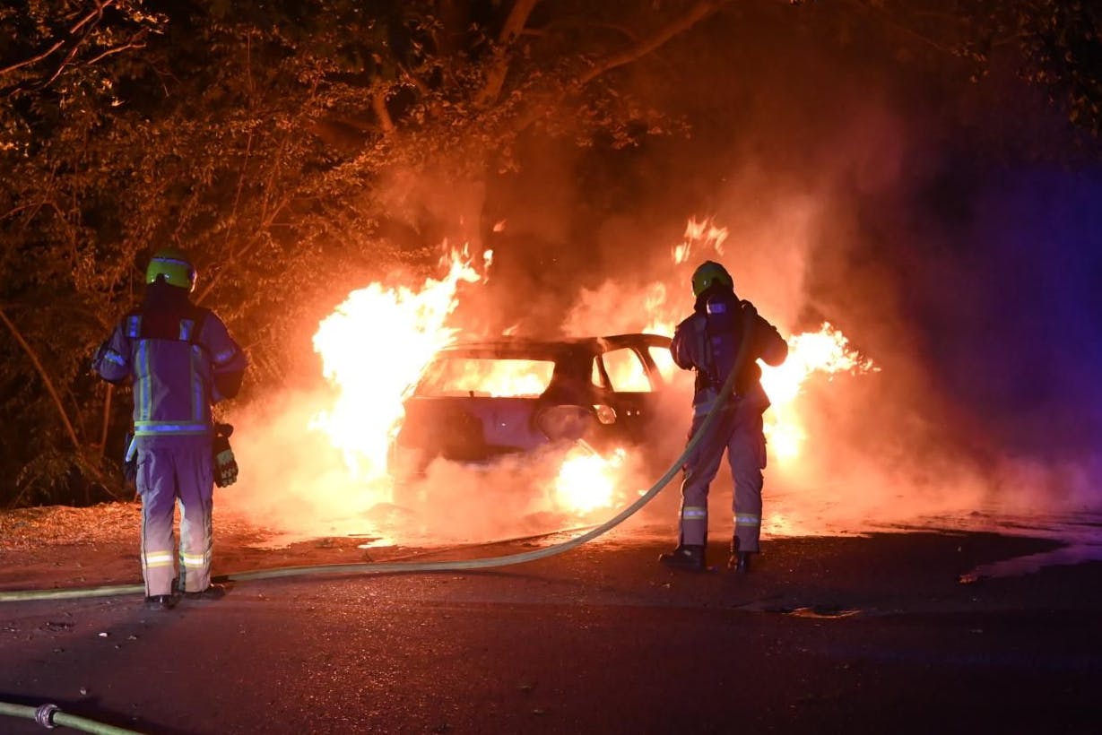 Auch in Neukölln musste die Feuerwehr ein brennendes Auto löschen.