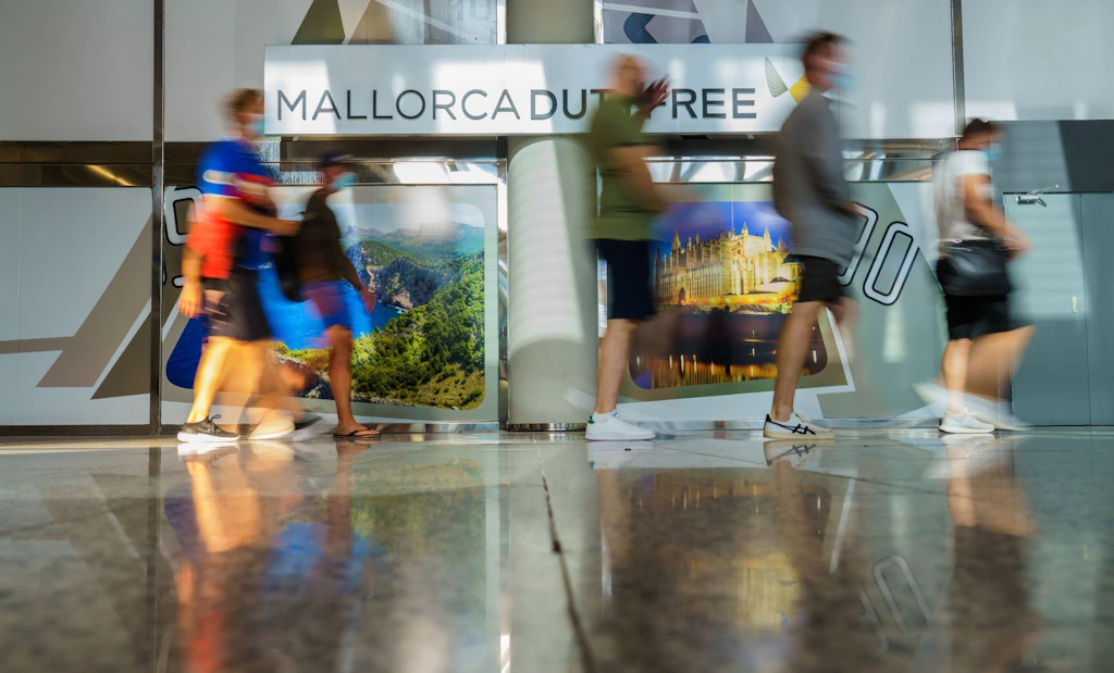 Flug nach Mallorca: Deutscher fasst Flugbegleiterinnen an den Po – Festnahme!